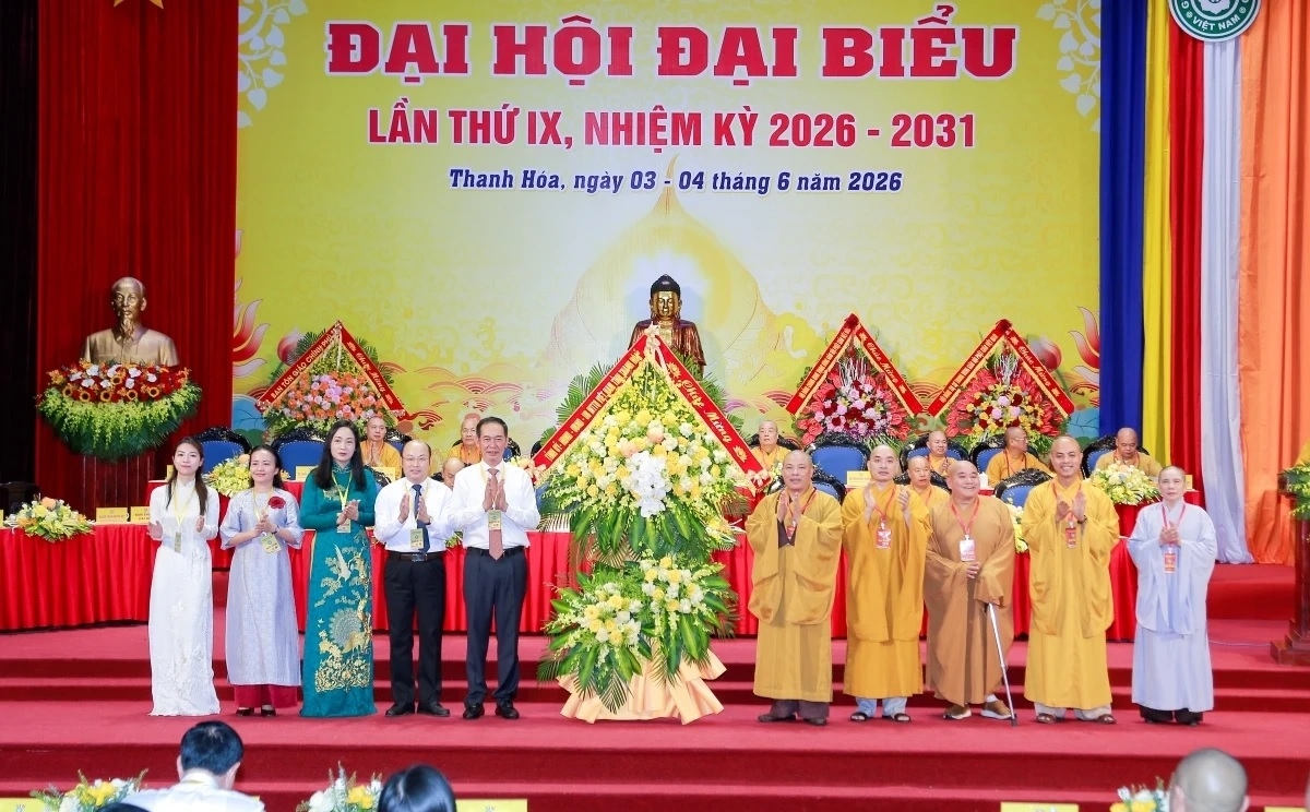 Ông Trịnh Tuấn Sinh - Phó Bí thư Tỉnh ủy, Chủ tịch Ủy ban Mặt trận Tổ quốc Việt Nam tỉnh cùng các lãnh đạo tỉnh tặng hoa chúc mừng Đại hội.