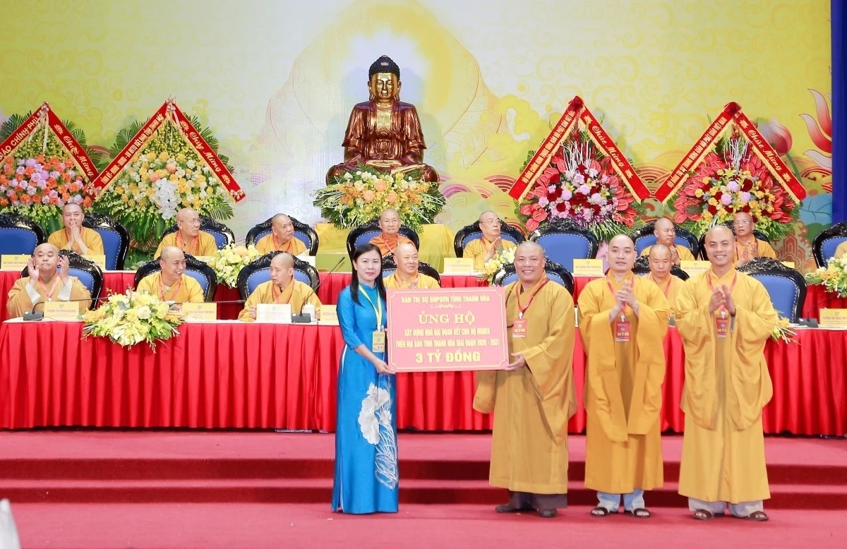 Ban Trị sự Giáo hội Phật giáo Việt Nam tỉnh Thanh Hóa trao tiền hỗ trợ cho đại diện Ủy ban Mặt trận Tổ quốc tỉnh.