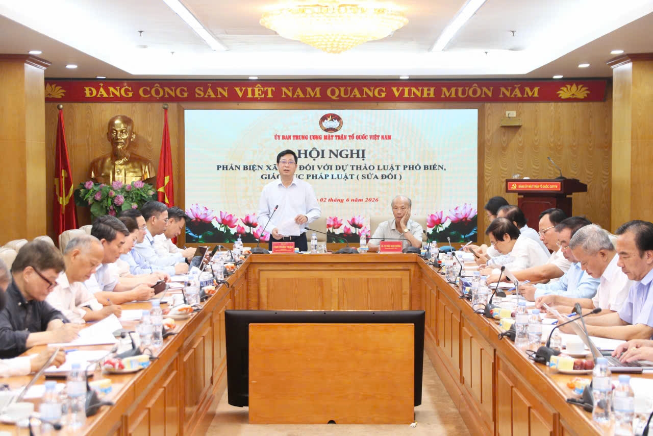 Phó Chủ tịch Ủy ban Trung ương Mặt trận Tổ quốc Việt Nam Cao Xuân Thạo phát biểu kết luận Hội nghị phản biện xã hội về dự thảo Luật Phổ biến, giáo dục pháp luật (sửa đổi).