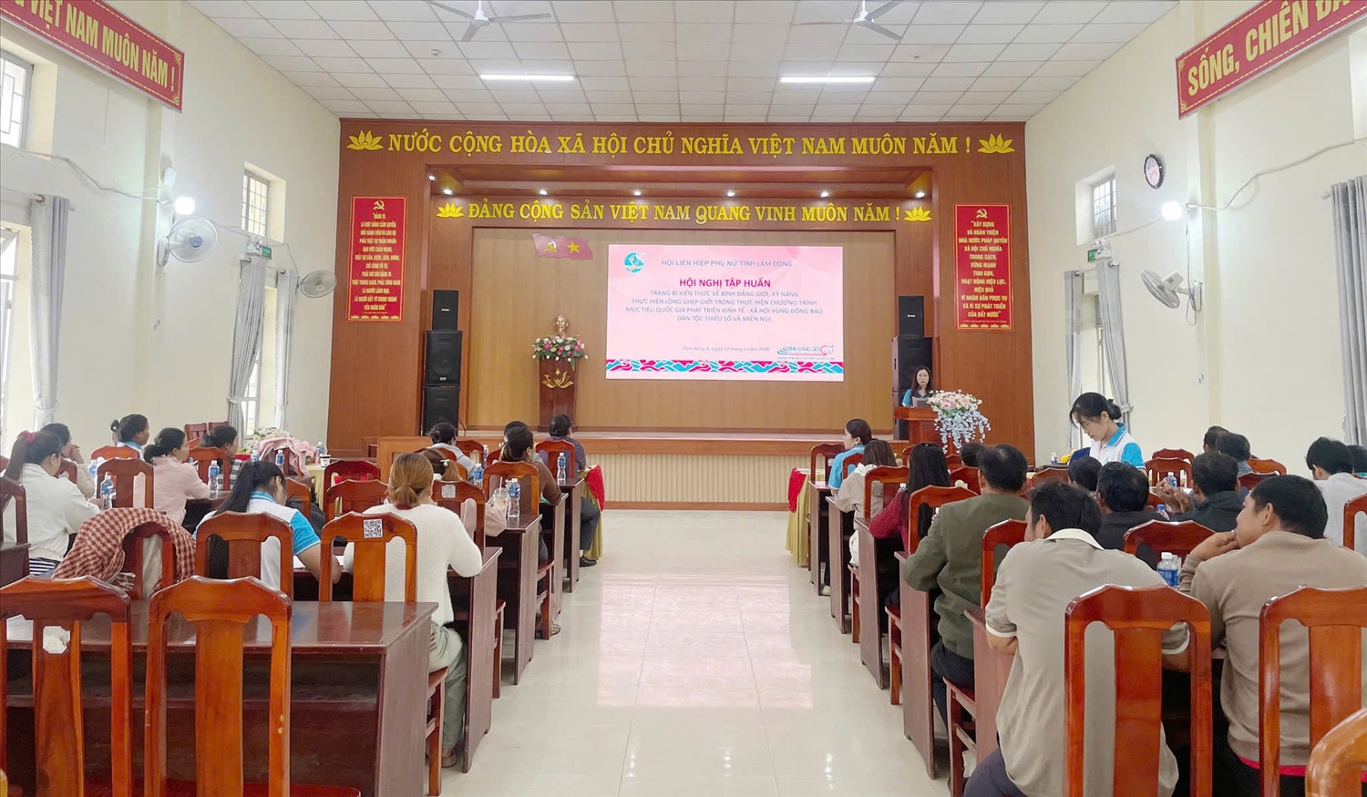 Các đại biểu tham dự lớp tập huấn về bình đẳng giới thuộc Dự án 8, Chương trình mục tiêu quốc gia phát triển kinh tế - xã hội vùng đồng bào dân tộc thiểu số và miền núi.