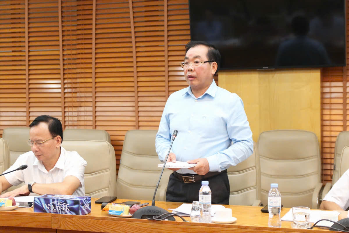 Ông Nguyễn Quang Huân - Ủy viên Đoàn Chủ tịch, Phó Chủ nhiệm Hội đồng tư vấn về Khoa học công nghệ và Chuyển đổi số Ủy ban Trung ương Mặt trận Tổ quốc Việt Nam đóng góp ý kiến về đẩy mạnh chuyển đổi số trong công tác phổ biến, giáo dục pháp luật.