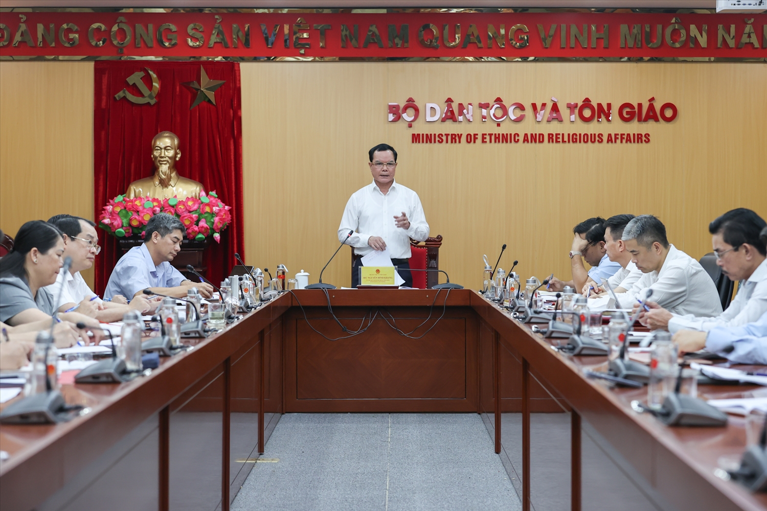 Quang cảnh buổi họp