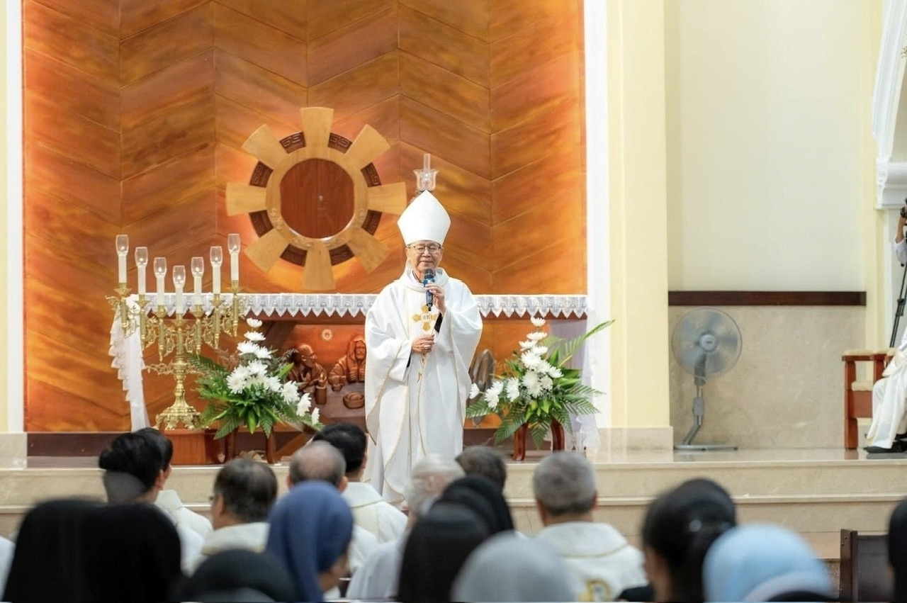 Giám mục Phêrô Nguyễn Văn Khảm cảm ơn các trưởng khoa, giáo sư, giảng viên và sinh viên đã đồng hành cùng Học viện trong suốt thời gian qua và năm học được kết thúc tốt đẹp