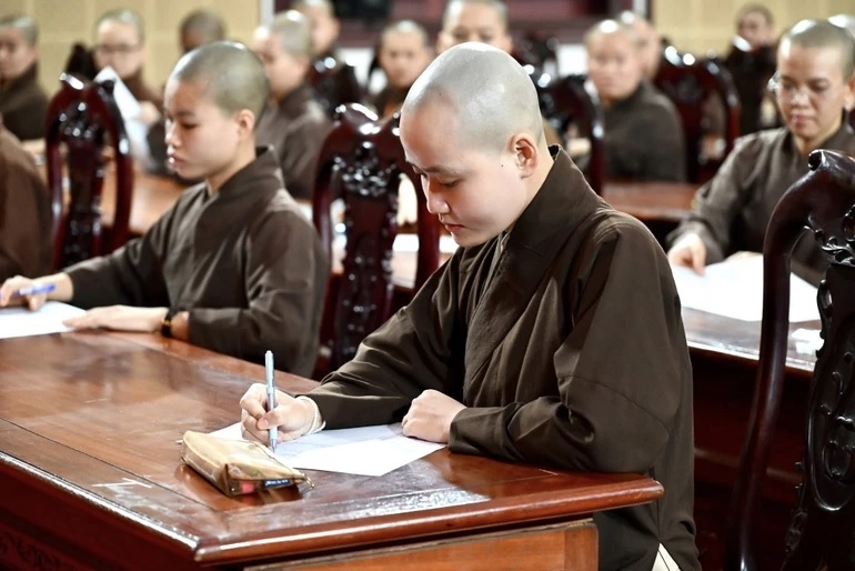 Thí sinh nghiêm túc làm bài thi