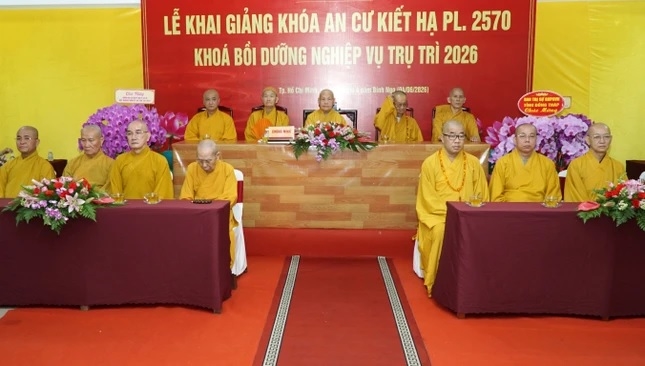 Chư tôn đức tham dự lễ khai giảng