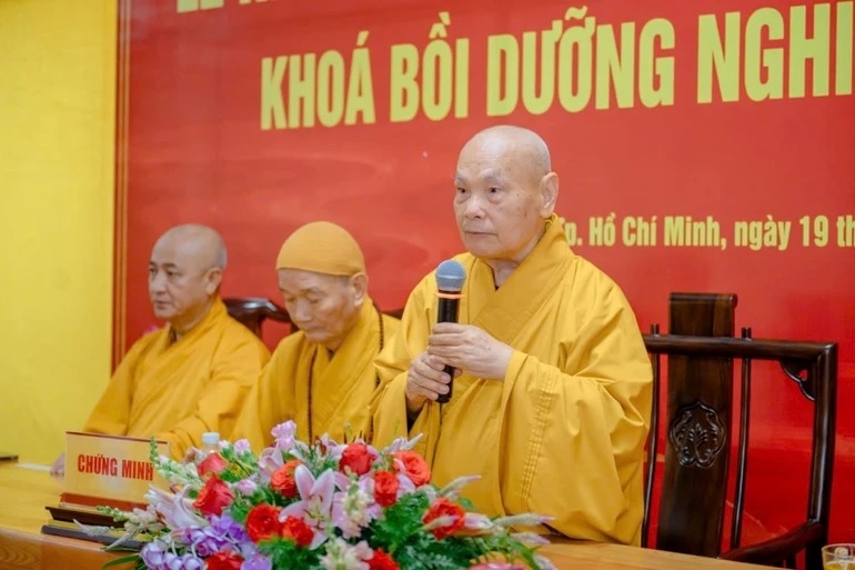 Hòa thượng Thích Thiện Nhơn - Phó Pháp chủ Hội đồng Chứng minh, Chủ tịch Hội đồng Trị sự kiêm Trưởng ban Tăng sự Trung ương Giáo hội Phật giáo Việt Nam phát biểu tại lễ khai giảng