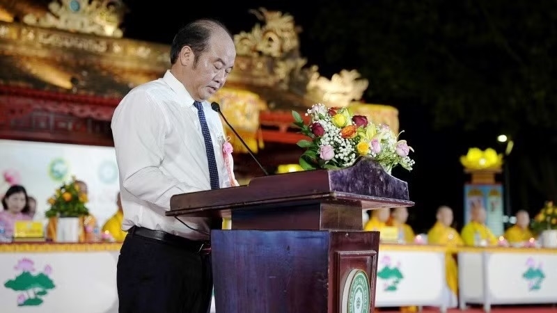 Phó Chủ tịch Ủy ban Nhân dân thành phố Huế Nguyễn Văn Mạnh phát biểu tại lễ hoa đăng