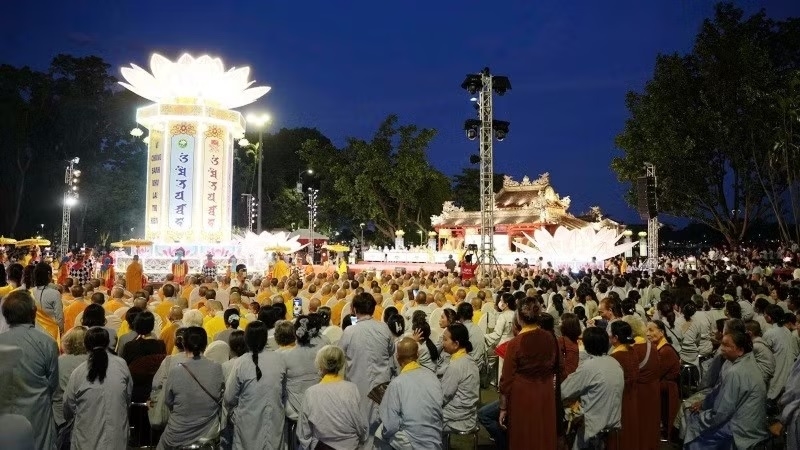 Hàng nghìn tăng ni, phật tử và người dân đã cùng tham dự nghi lễ thắp sáng hoa đăng