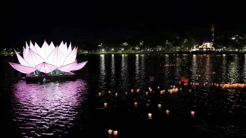 Mỗi ngọn hoa đăng được thắp lên là một lời nguyện cầu cho quốc thái dân an, là sự tiếp nối ánh sáng trí tuệ mà Đức Phật đã truyền trao