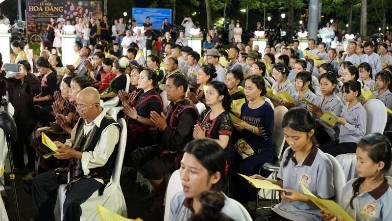 Tại lễ hội, đông đảo đồng bào phật tử nguyện cầu cho quốc thái dân an, thế giới hòa bình, chúng sinh an lạc