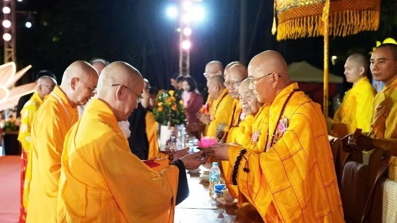 Chư tôn đức thực hiện nghi thức truyền đăng 