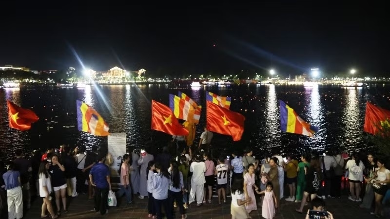 Lễ hội Hoa đăng góp phần làm phong phú đời sống tinh thần của người dân và du khách