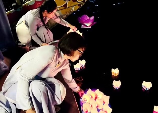 Phật tử thả hàng trăm hoa đăng từ các thuyền rồng xuống sông Hương