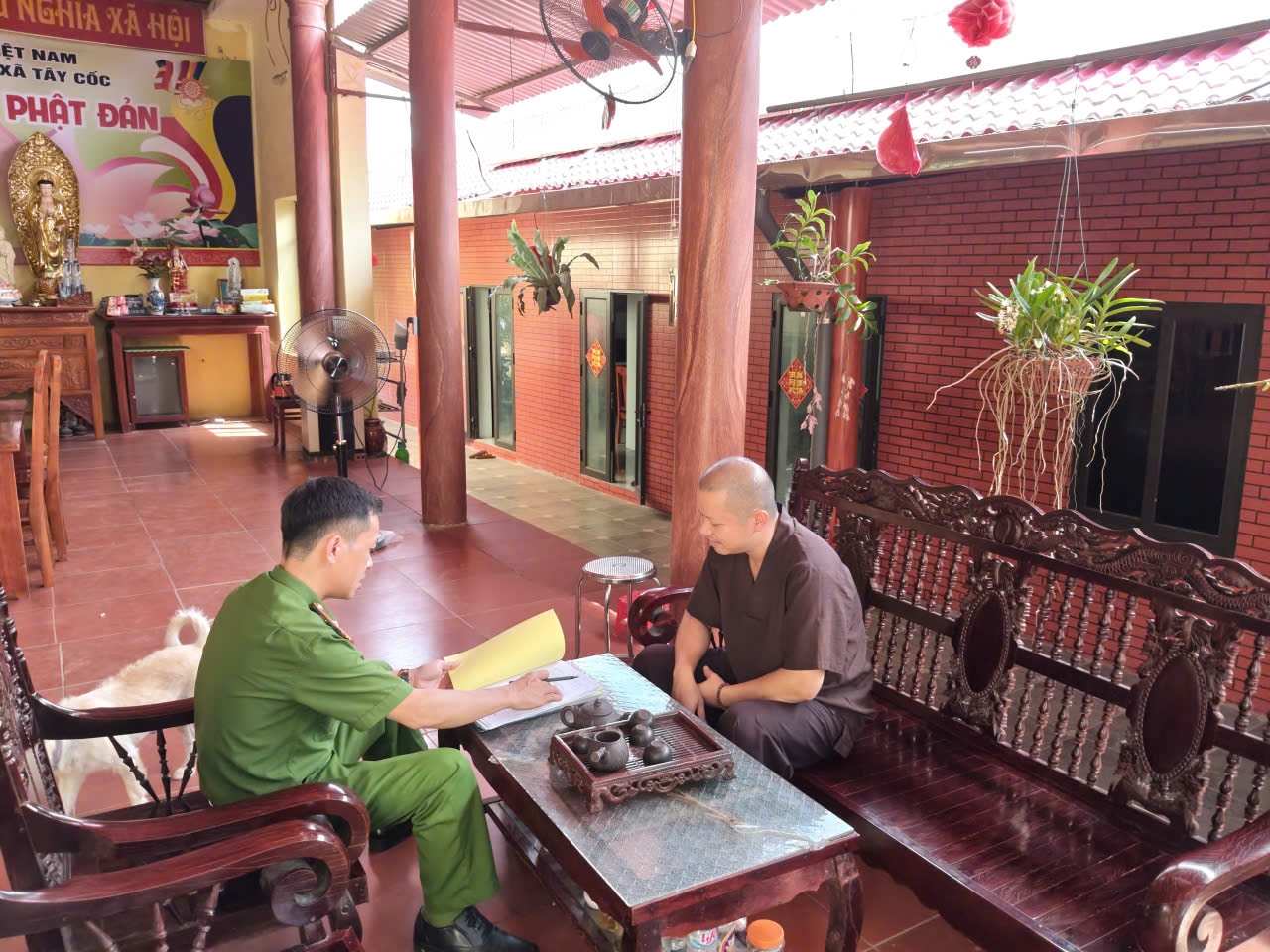 Cán bộ Công an xã Tây Cốc trao đổi, tuyên truyền pháp luật với Đại đức Thích Giác Tín, trụ trì chùa Đại Long về bảo đảm an ninh, trật tự tại địa phương