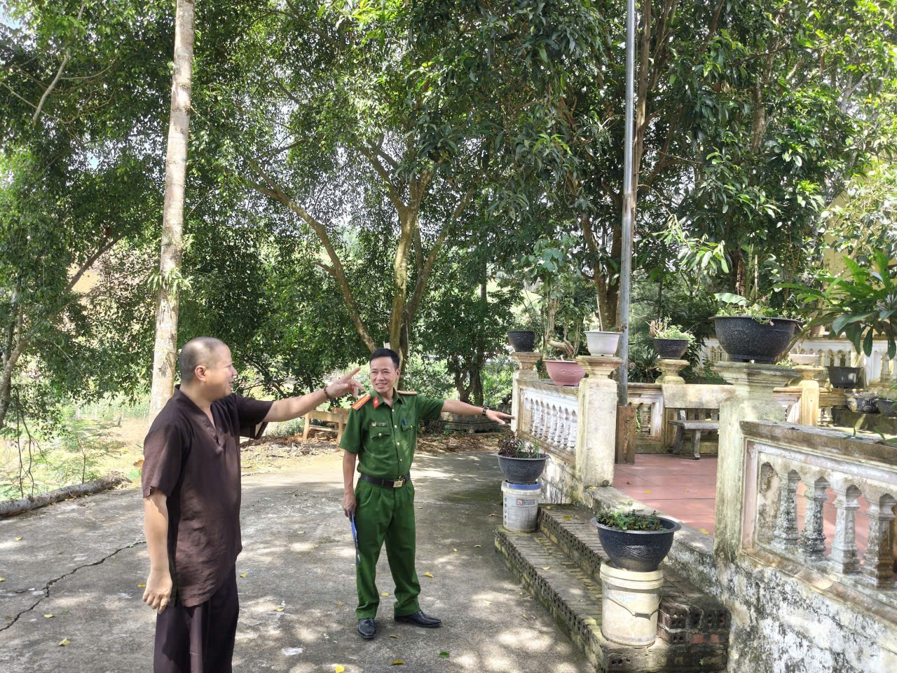 Đại đức Thích Giác Tín, trụ trì chùa Đại Long, trao đổi với Công an xã Tây Cốc về công tác bảo đảm an ninh, trật tự và việc chấp hành các quy định của pháp luật tại cơ sở tôn giáo