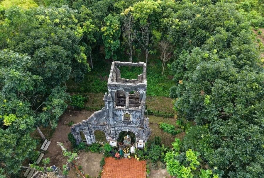 Nhà thờ cổ H’Bâu nhìn từ trên cao xuống