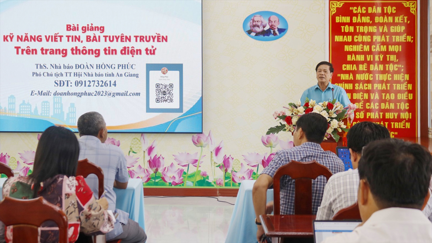 Nhà báo Đoàn Hồng Phúc, Phó Chủ tịch Thường trực Hội Nhà báo tỉnh An Giang, truyền đạt chuyên đề về kỹ năng viết tin, bài và tuyên truyền trên báo in, báo điện tử, trang thông tin điện tử của cơ quan nhà nước