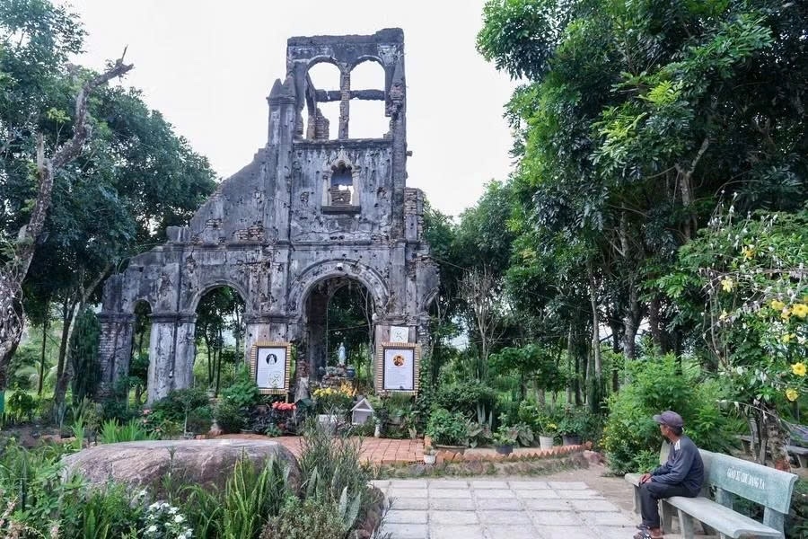  Dù chỉ còn là phế tích, nơi đây vẫn là điểm cầu nguyện quen thuộc của nhiều giáo dân