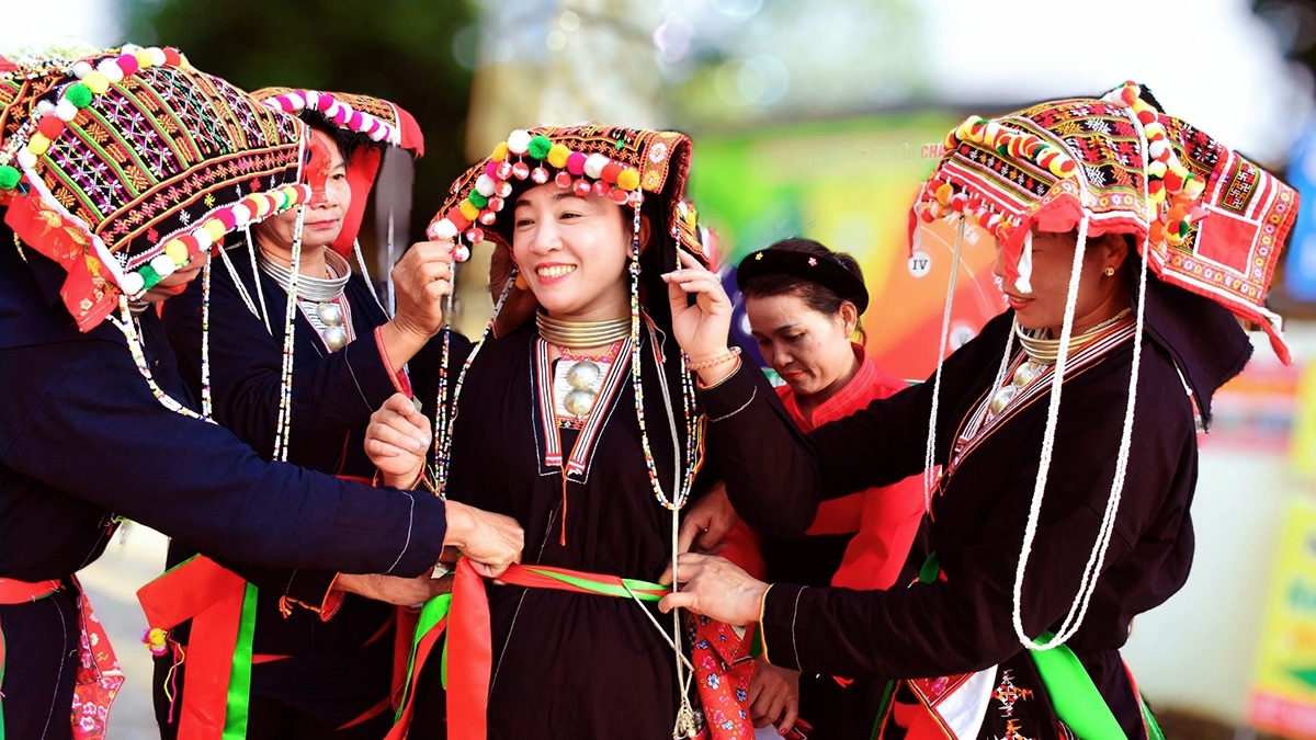 Trang phục truyền thống của phụ nữ Dao Quần Chẹt bao gồm áo dài, yếm, quần, dây lưng, xà cạp, khăn đội đầu và các đồ trang sức khác đi kèm.