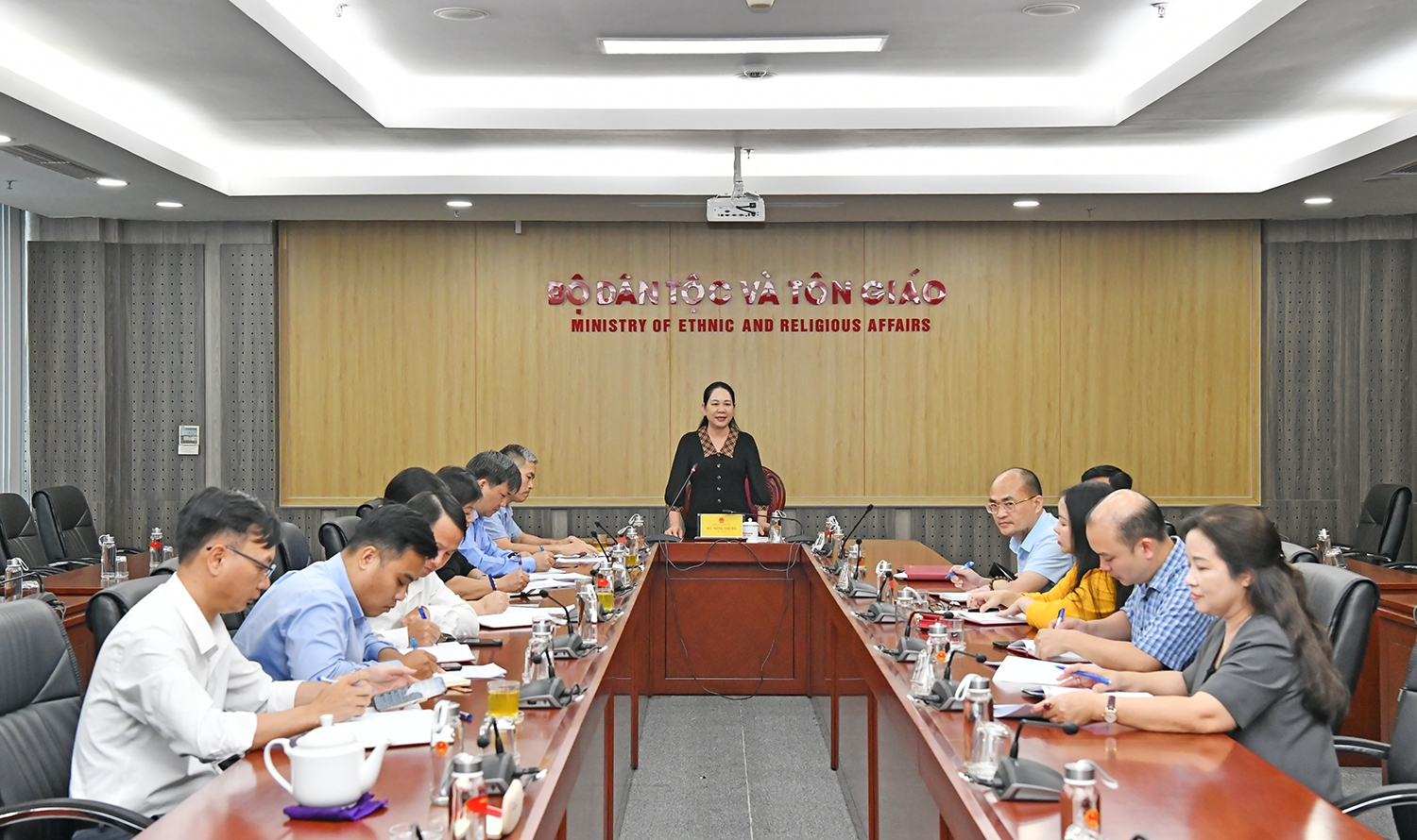 Thứ trưởng Nông Thị Hà chủ trì cuộc họp với Vụ Pháp chế đánh giá kết quả công tác 6 tháng đầu năm, triển khai nhiệm vụ trọng tâm 6 tháng cuối năm 2026