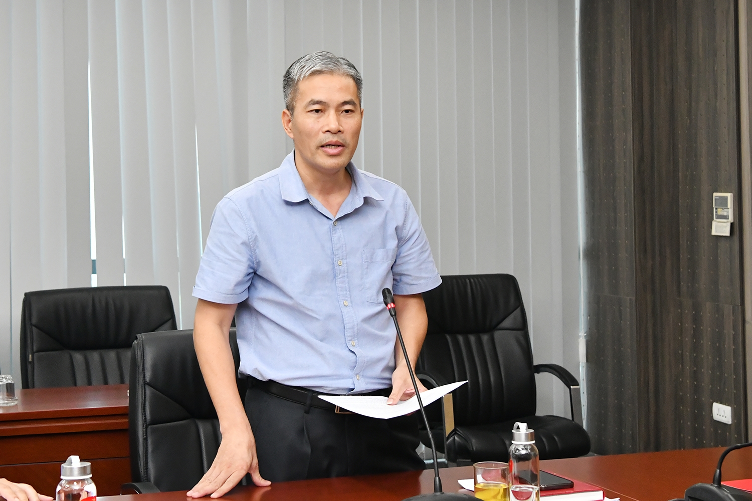 Vụ trưởng Vụ Pháp chế Phí Mạnh Thắng báo cáo tại cuộc họp