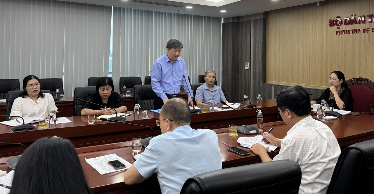 Phó Vụ trưởng Vụ Pháp chế Nguyễn Chí Tuấn phát biểu tại cuộc họp
