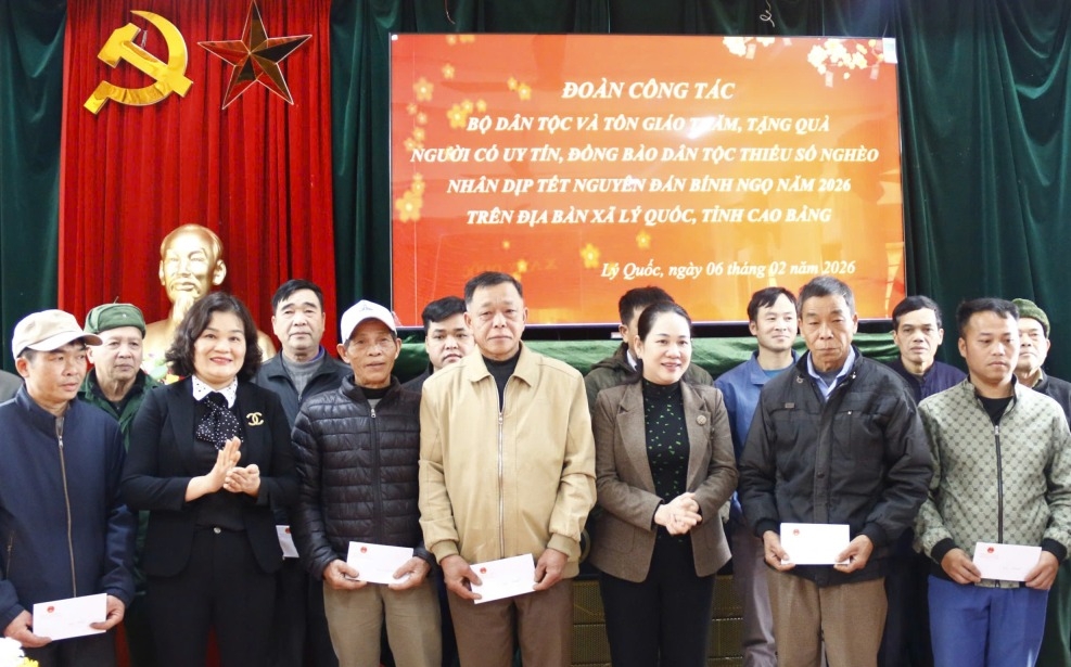 Cán bộ Sở Dân tộc và Tôn giáo tỉnh Cao Bằng phối hợp, tham gia cùng đoàn công tác của Bộ Dân tộc và Tôn giáo tặng quà cho người có uy tín và hộ nghèo (Trong ảnh: Thứ trưởng Bộ Dân tộc và Tôn giáo Nông Thị Hà tặng quà người có uy tín của xã Lý Quốc nhân dịp Tết Nguyên đán Bính Ngọ 2026)