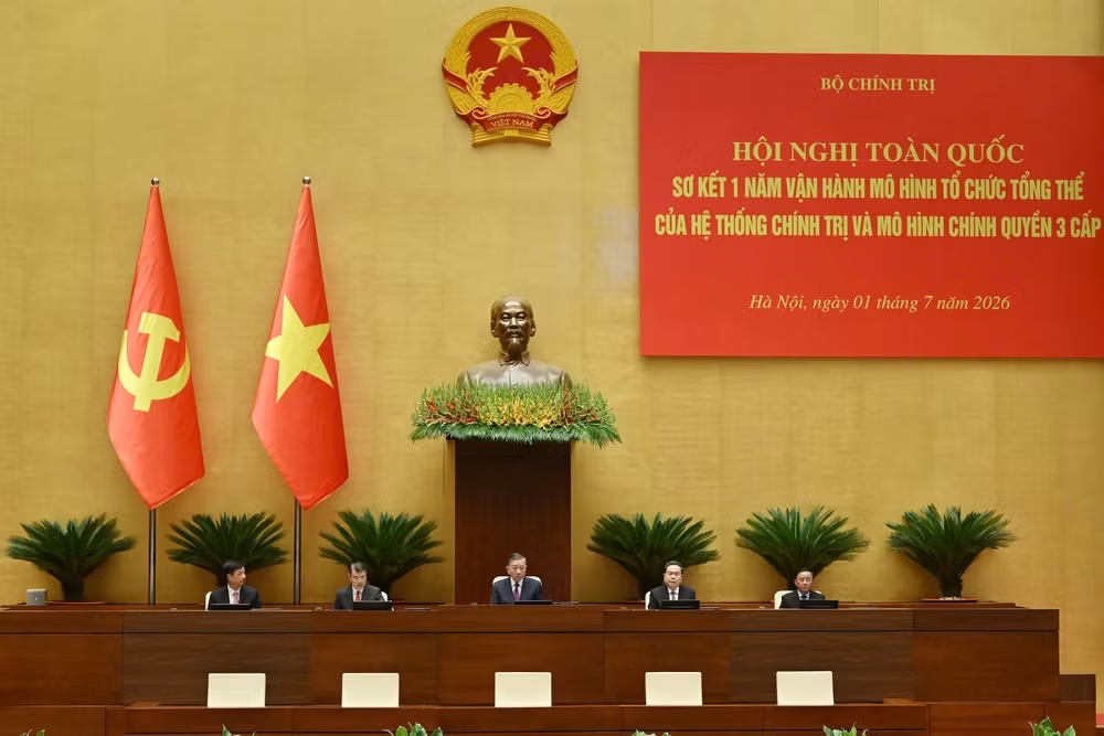 Các đồng chí chủ trì hội nghị. (Ảnh: THỦY NGUYÊN)