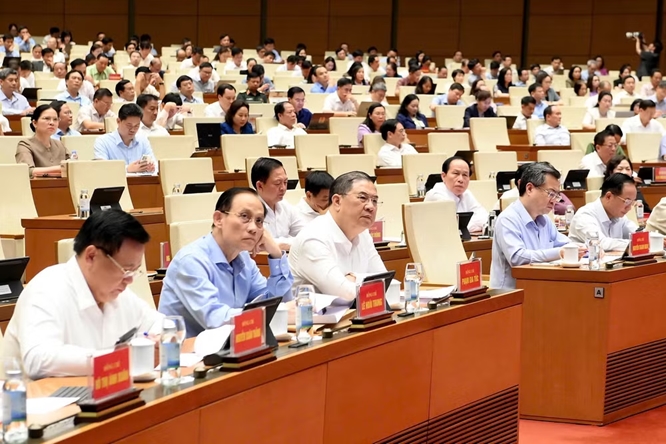 Các đồng chí lãnh đạo và các đại biểu tham dự hội nghị. (Ảnh: ĐĂNG KHOA)