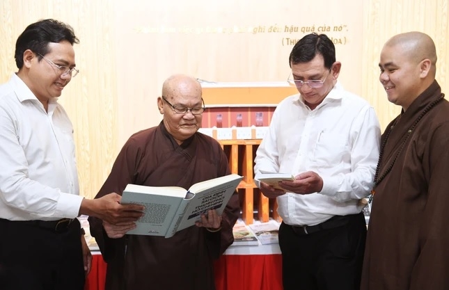 Triển lãm chào mừng 50 năm ngày Thành phố mang tên Bác tại chùa Tuyền Lâm