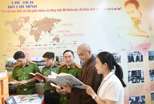 Các đại biểu tham quan tìm hiểu tư liệu tại Triển lãm chào mừng 50 năm Thành phố mang tên Bác