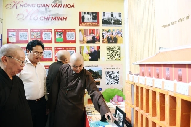 Các đại biểu tham quan Không gian văn hóa Hồ Chí Minh