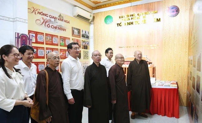 Các đại biểu tham quan Không gian văn hóa Hồ Chí Minh
