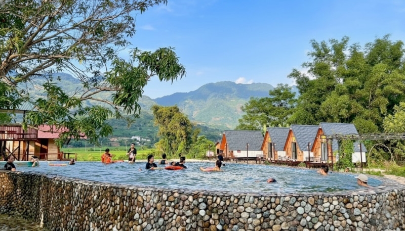 Homestay Hoài Giáp, xã Văn Chấn với dịch vụ bể bơi khoáng nóng thu hút rất đông du khách