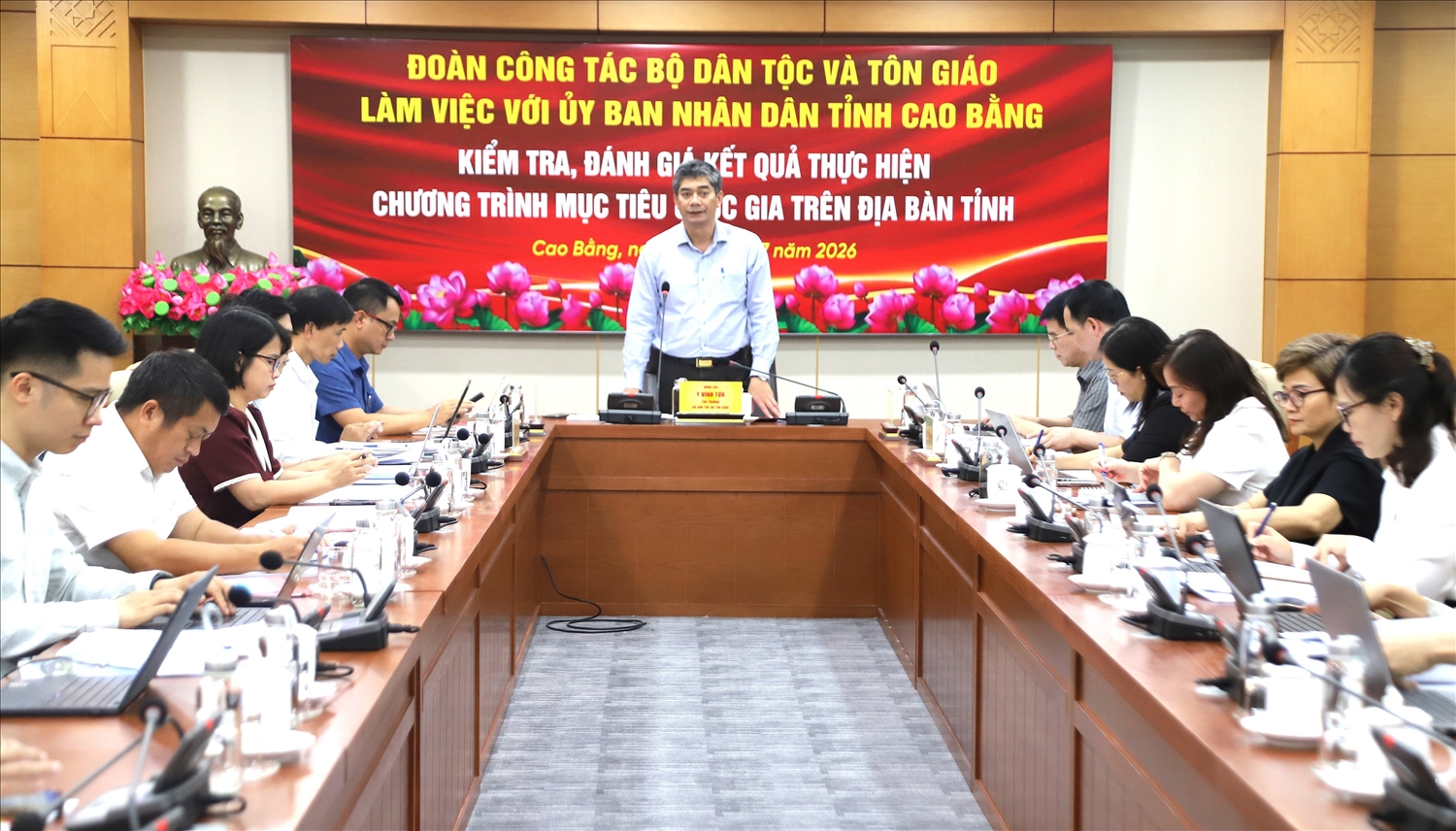 Thứ trưởng Y Vinh Tơr và Đoàn công tác của Bộ Dân tộc và Tôn giáo làm việc với UBND tỉnh Cao Bằng 