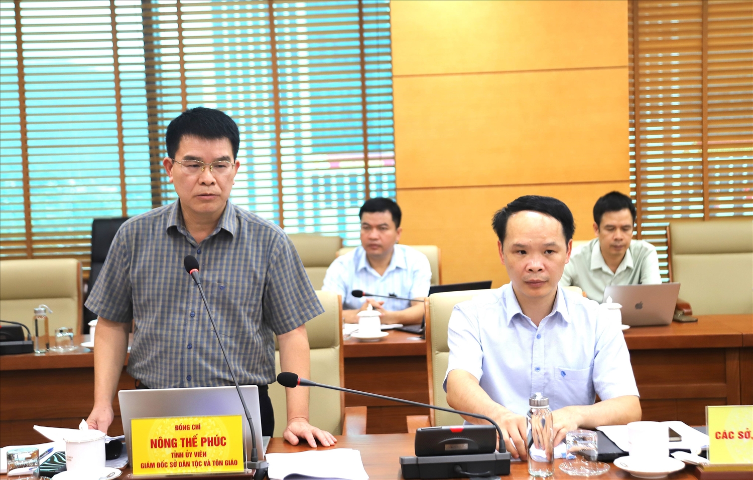 Giám đốc Sở Dân tộc và Tôn giáo Nông Thế Phúc phát biểu tại buổi làm việc