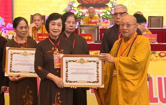 Hòa thượng Thích Gia Quang tặng Bằng tuyên công đức đến các cá nhân có thành tích xuất sắc trong công tác Phật sự, nhiệm kỳ 2022-2027