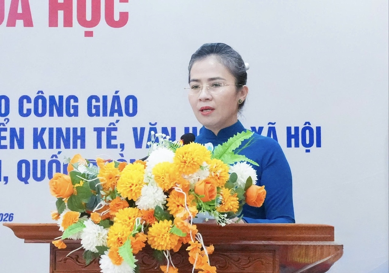 Bà Võ Thị Minh Sinh, Phó Bí thư Tỉnh ủy, Chủ tịch Ủy ban Mặt trận Tổ quốc Việt Nam tỉnh Nghệ An phát biểu tại Hội thảo
