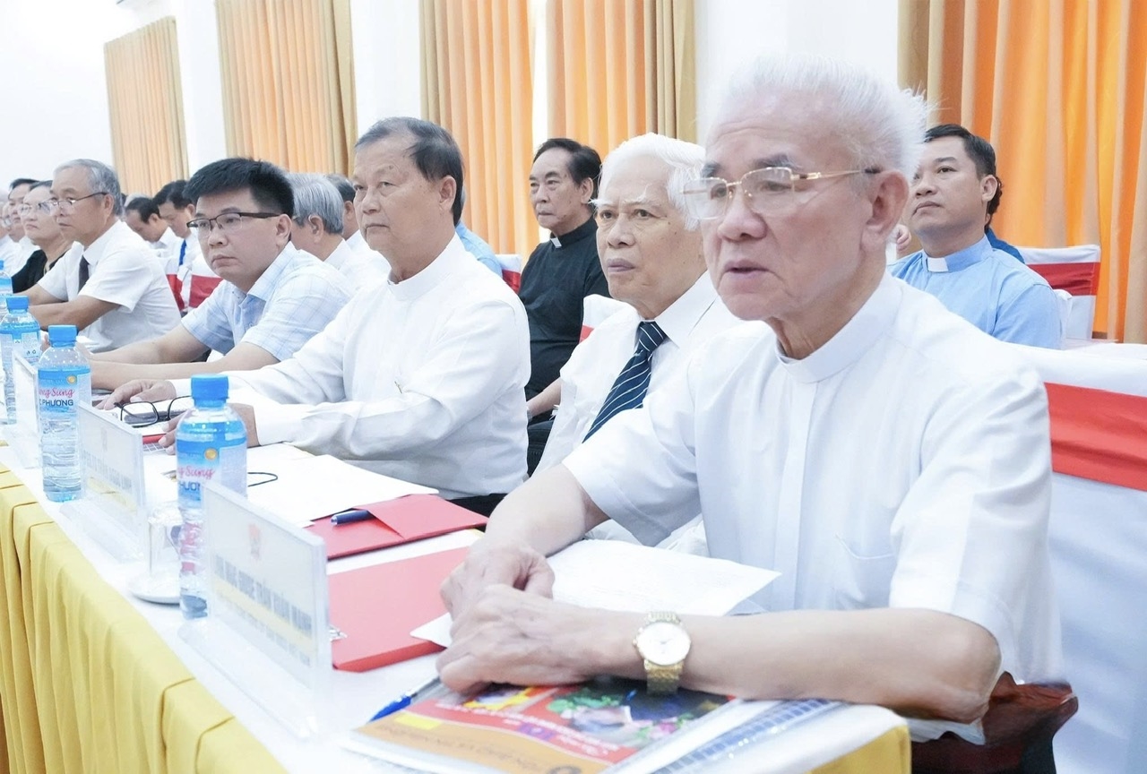 Hội thảo khoa học với chủ đề “Đóng góp của đồng bào Công giáo các tỉnh Bắc Trung Bộ trong phát triển kinh tế, văn hóa - xã hội gắn với bảo đảm an ninh, quốc phòng" 4