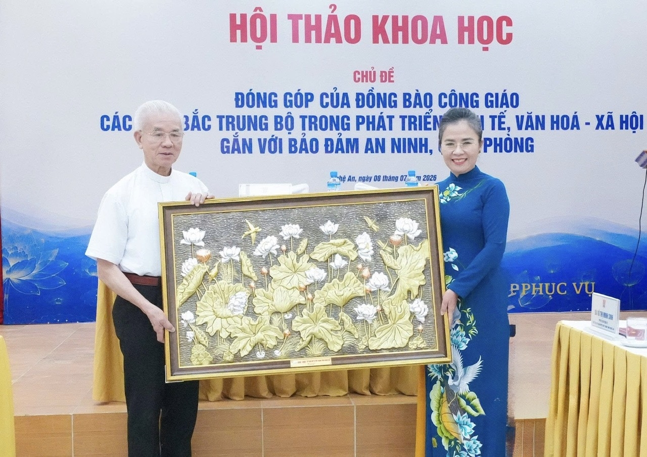 Phó Bí thư Tỉnh ủy, Chủ tịch Ủy ban Mặt trận Tổ quốc Việt Nam tỉnh Nghệ An Võ Thị Minh Sinh trao tặng Trung ương Ủy ban Đoàn kết Công giáo Việt Nam bức tranh sen