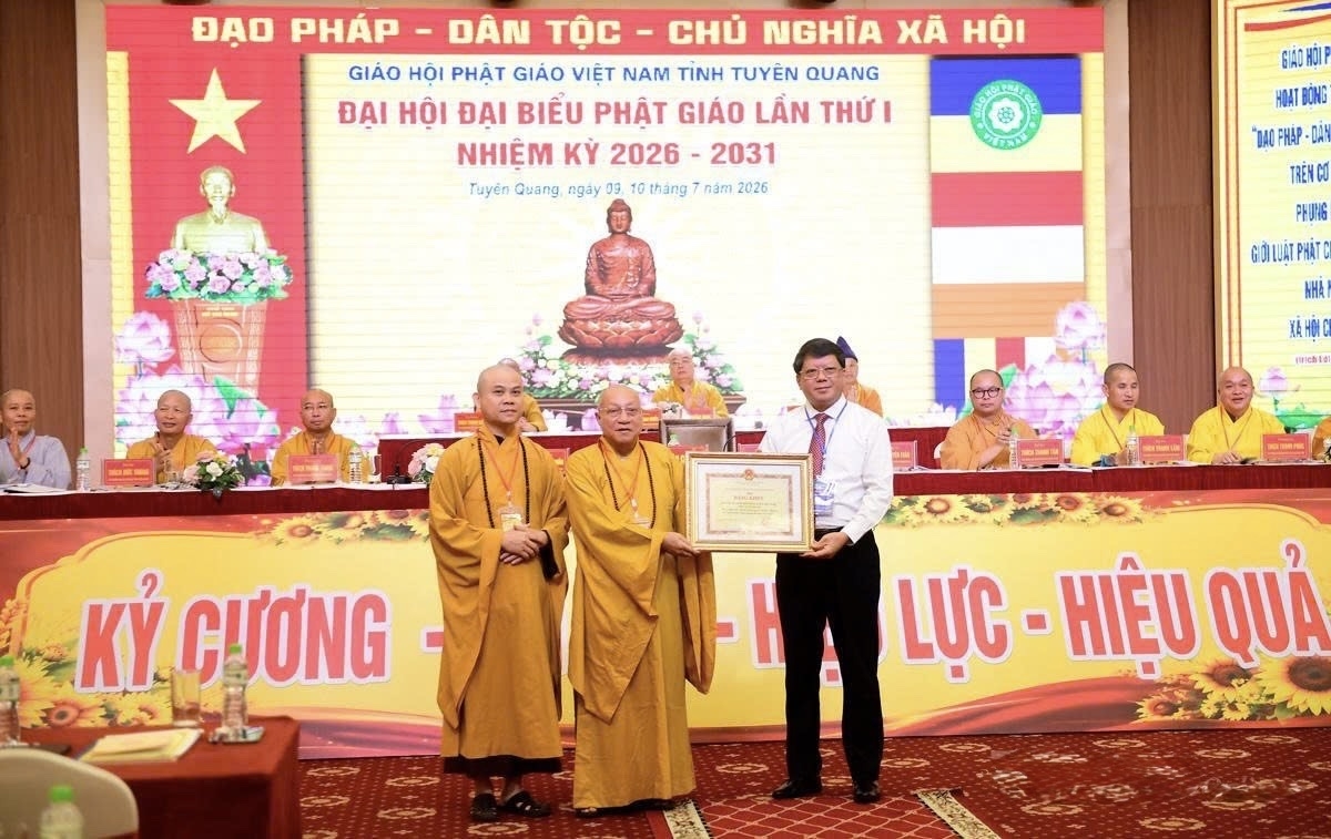 Hà Trung Kiên, Ủy viên BTV Tỉnh ủy, Phó Chủ tịch Thường trực Uỷ ban MTTQ Việt Nam tỉnh, trao Bằng khen của UBND tỉnh cho Ban Trị sự Giáo hội Phật giáo Việt Nam tỉnh