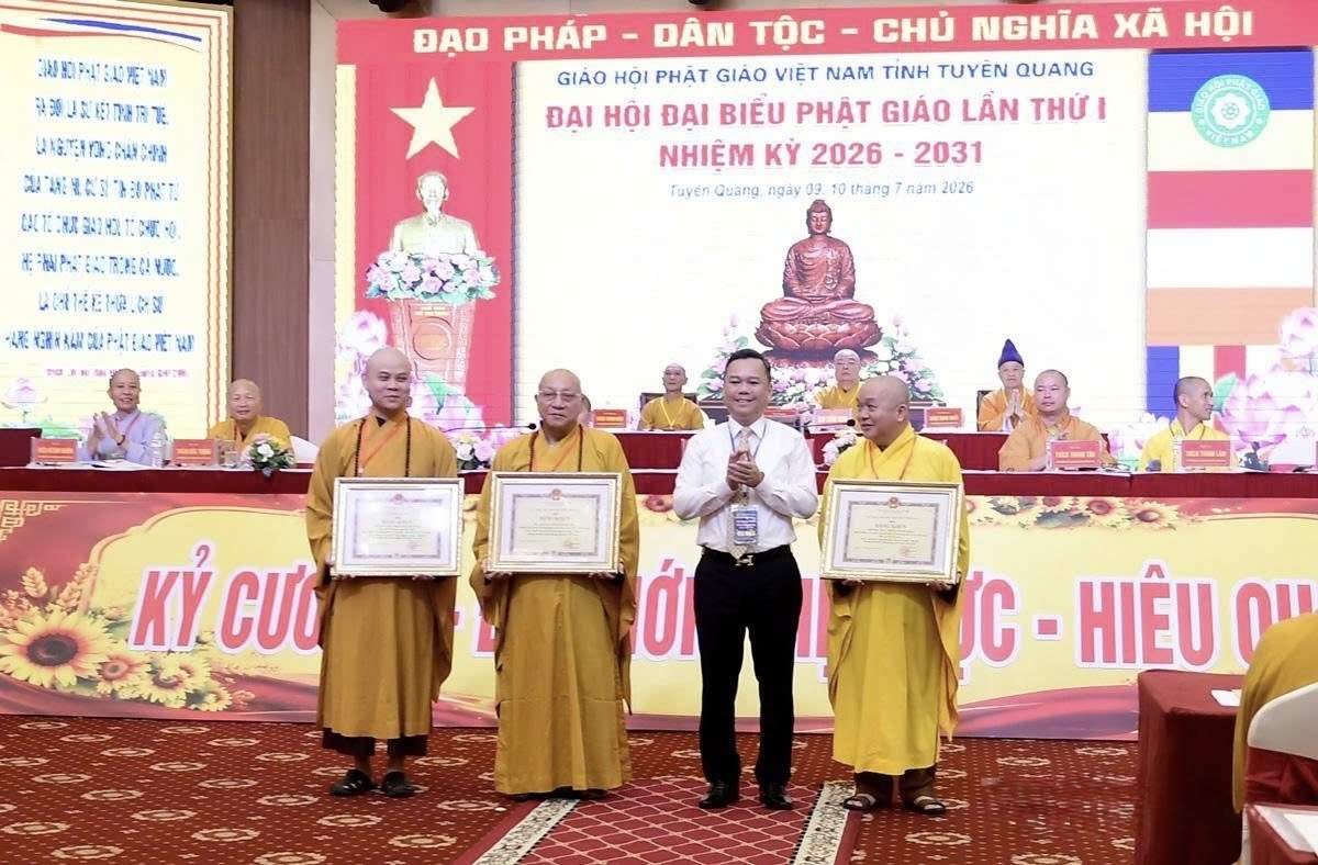 Ông Đỗ Hùng Đức, Ủy viên BCH Đảng bộ tỉnh, Phó Chủ tịch UBND tỉnh trao Bằng khen của UBND tỉnh cho các cá nhân