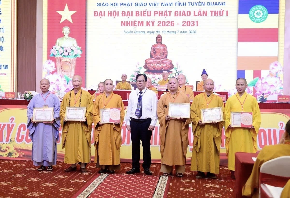 Đại diện Ban Tôn giáo Chính phủ tặng Giấy khen cho các cá nhân