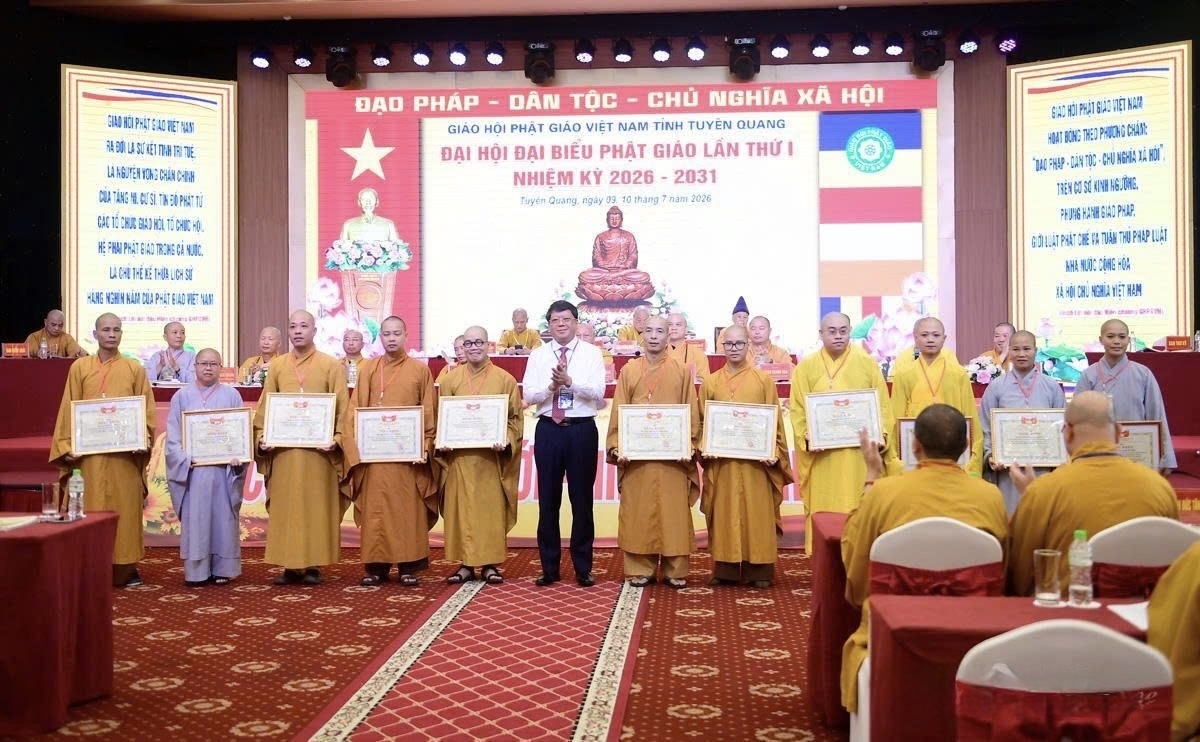 Hà Trung Kiên, Ủy viên BTV Tỉnh ủy, Phó Chủ tịch Thường trực Uỷ ban MTTQ Việt Nam tỉnh, tặng Giấy khen của Ủy Ban MTTQ Việt Nam tỉnh Tuyên Quang cho các cá nhân