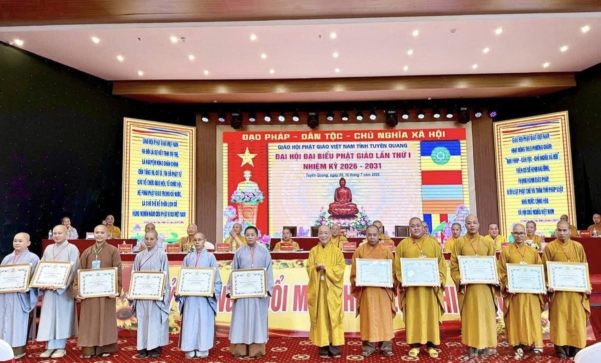 Hòa thượng Thích Bảo Nghiêm, Phó Chủ tịch Thường trực Hội đồng Trị sự Trung ương Giáo hội Phật giáo Việt Nam tặng Bằng khen cho cá nhân có thành tích xuất sắc trong công tác phật sự