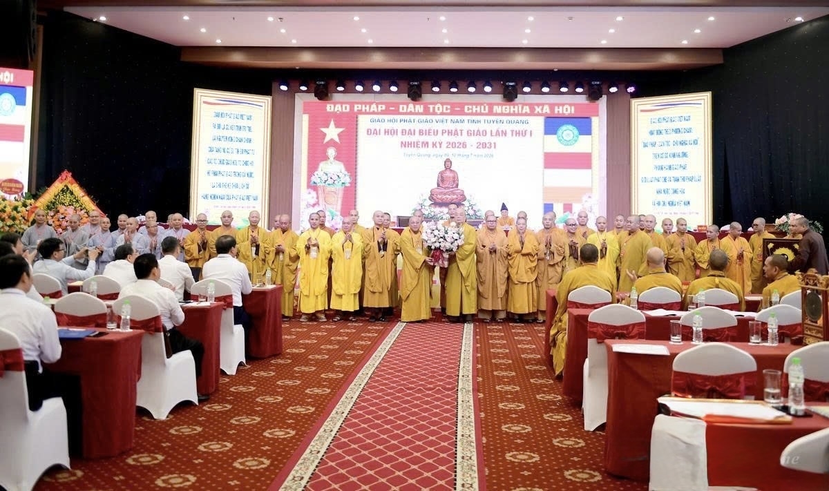 Lãnh đạo Hội đồng trị sự Giáo hội Phật giáo Việt Nam tặng hoa chúc mừng Ban Trị sự Giáo hội Phật giáo Việt Nam tỉnh Tuyên Quang lần thứ I, nhiệm kỳ 2026-2031