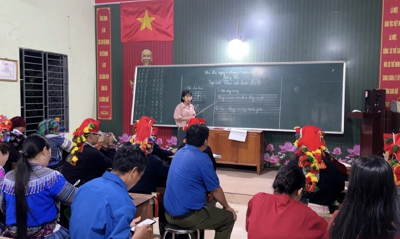 Dưới ánh đèn lớp học đêm ở xã Bảo Hà (Lào Cai), những học viên là đồng bào dân tộc thiểu số kiên trì học từng con chữ, từng bước mở cánh cửa tri thức và hướng tới cuộc sống tốt đẹp hơn