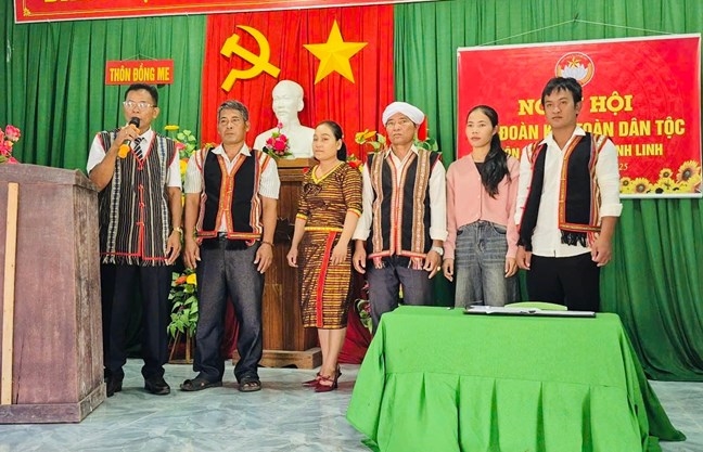 Ông Man Mu (ngoài cùng bên trái) tại Ngày hội Đại đoàn kết toàn dân tộc thôn Đồng Me, xã Tánh Linh, tỉnh Lâm Đồng