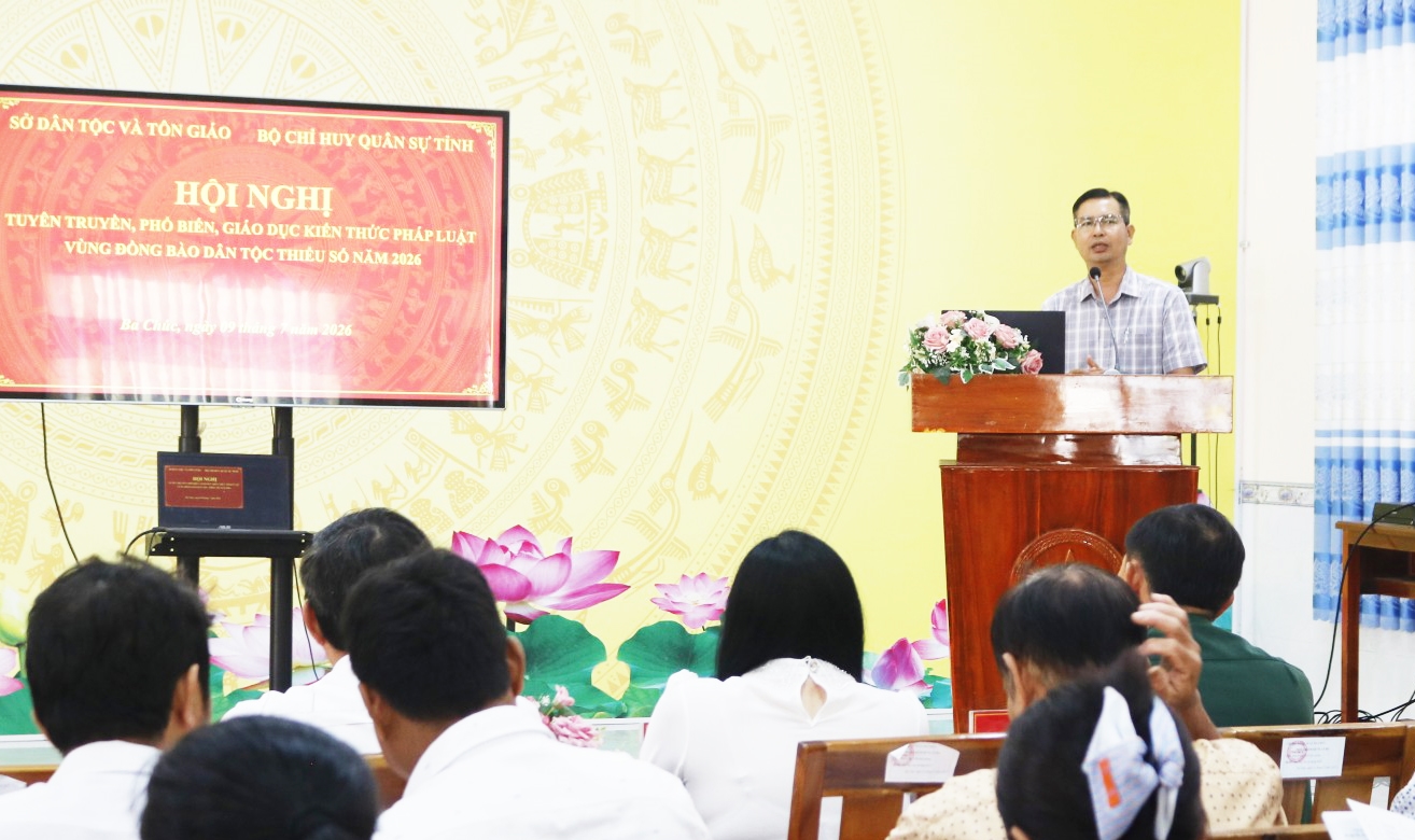 Phó Giám đốc Sở Dân tộc và Tôn giáo tỉnh An Giang Danh Tha phổ biến các chính sách dân tộc và chính sách đặc thù của tỉnh đến cán bộ, người có uy tín và đồng bào dân tộc thiểu số
