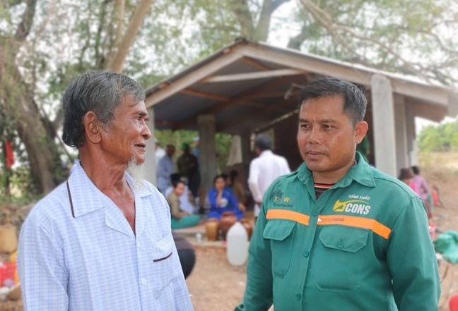 Ông Mang Gió (bên phải) trò chuyện với già làng Mang Văn Lai, chia sẻ những kinh nghiệm trong công tác vận động đồng bào dân tộc thiểu số tại địa phương